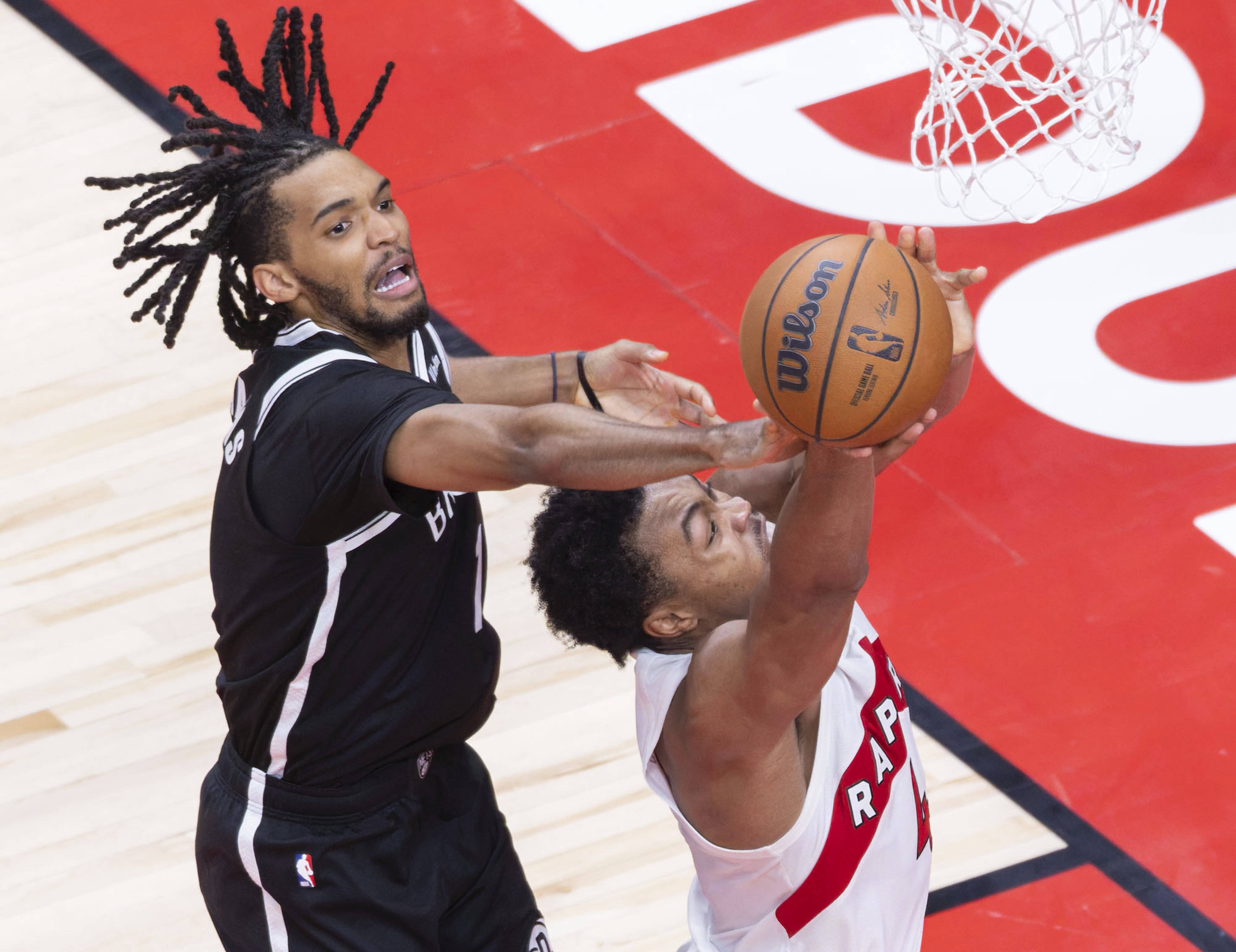 开云官网-赛地聚焦——NBA总决赛关键时刻热度飙升,多伦多猛龙防线松动,信心回归,训练强度明显提升