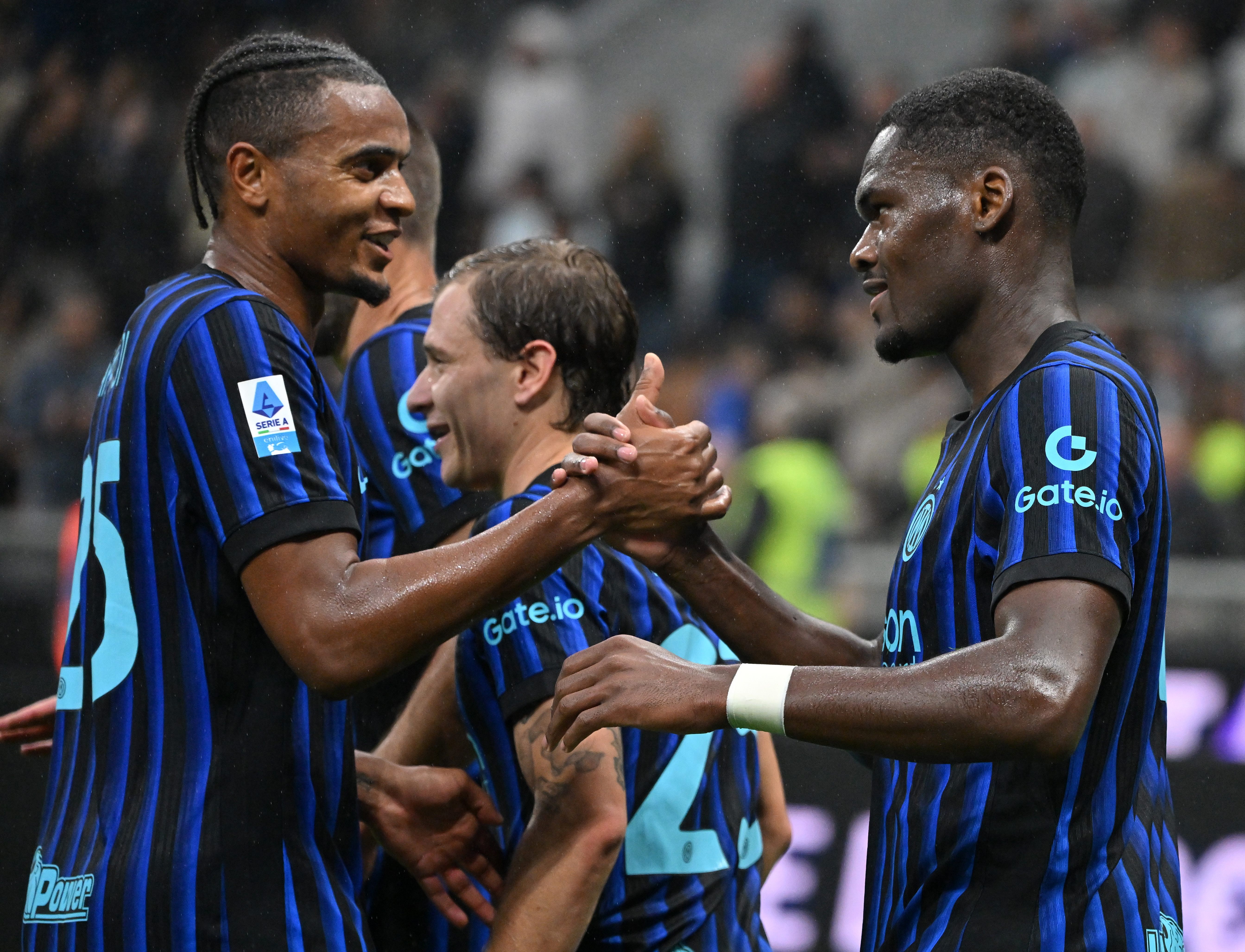 包含国际米兰训练开放日，今晚回应争议引欢呼，意甲在即，轮换策略成焦点的词条