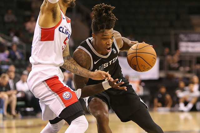 开云官网-窗口期圣安东尼奥马刺调整名单以备NBA总决赛；临场应变环节打磨；更衣室稳定；球探报告显示潜力的简单介绍